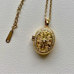 Elegant Gold Locket Necklace